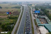 Hình ảnh cao tốc Pháp Vân - Cầu Giẽ xảy ra ùn tắc vào dịp nghỉ Tết Dương lịch 1/1/2022 (Ảnh: Quân Đỗ).