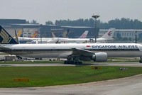 Máy bay Singapore Airlines đỗ trong Sân bay quốc tế Changi, Singapore vào ngày 13/5/2022. Ảnh: AFP.