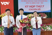 Ông Trà Thanh Danh (giữa) được bầu giữ chức Chủ tịch UBND thành phố Quảng Ngãi.