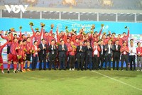 Chủ tịch nước Nguyễn Xuân Phúc, Thủ tướng Phạm Minh Chính, Chủ tịch Quốc hội Vương Đình Huệ, Thường trực Ban Bí thư Võ Văn Thưởng xuống sân trao HCV môn bóng đá nam SEA Games 31 cho U23 Việt Nam.