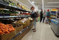 Giá trái cây và rau quả ở Nga cao hơn khoảng 30% so với một năm trước (Ảnh: Shutterstock).