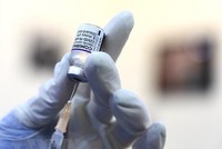 Cả nước đã triển khai tiêm được hơn 219 triệu liều vaccine phòng COVID-19. (Ảnh: TTXVN/Vietnam+)