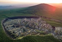 "Cánh cổng địa ngục" ở Siberia đang ngày càng mở rộng và hút sạch mọi thứ xung quanh vào trong đó