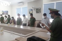 Cơ quan chức năng đọc lệnh khởi tố, bắt giam ông Trí và những người liên quan tại trụ sở CDC Đắk Lắk sáng 27/5. 