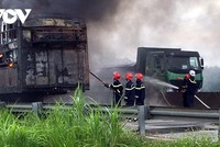 Chiếc xe bị cháy trơ khung.