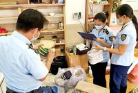 Đội 3 - Cục Quản lý thị trường kiểm tra cơ sở kinh doanh cùng 2 kho hàng của một công ty nằm tại hẻm 43 Thành Thái, quận 10. (Ảnh: Thành Chung/TTXVN).