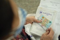 Sau ngày 30/6, người dân đi làm căn cước công dân gắn chip sẽ phải trả phí theo mức được quy định tại Thông tư số 59/2019/TT-BTC. (Ảnh: TTXVN phát).