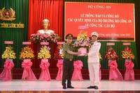 Thứ trưởng Lê Quốc Hùng chúc mừng Đại tá Trần Minh Tiến, Giám đốc Công an tỉnh Lâm Đồng được điều động, bổ nhiệm giữ chức vụ Giám đốc Công an tỉnh Nam Định.