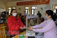 Ngân hàng Chính sách Xã hội giải ngân cho vay hỗ trợ việc làm và cho vay học sinh, sinh viên. (Ảnh: Đặng Tuấn/TTXVN)