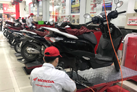 Các cửa hàng sửa chữa xe máy trên địa bàn thành phố Hà Nội chật kín xe hỏng sau trận mưa kỷ lục. (Ảnh: Việt Anh/Vietnam+)