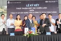 Đại diện Công ty Cổ phần Xây dựng 1369 và Công ty TNHH Toàn Thắng tại lễ ký kết.