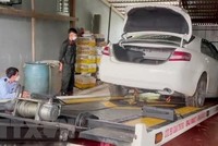 Niêm phong tạm giữ chiếc xe ô tô nhãn hiệu Camry biển kiểm soát nước ngoài, nghi vấn nhập lậu. (Ảnh minh họa: TTXVN phát)