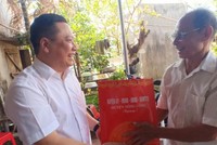 Ông Mai Nhữ Thắng (trái) trong một lần đi thăm, tặng quà thương binh, gia đình chính sách khi còn làm Chủ tịch UBND huyện Nông Cống.