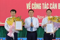 Bí thư Tỉnh ủy Thanh Hóa Đỗ Trọng Hưng trao quyết định cho ông Lê Văn Tuấn và ông Phạm Tiến Dũng. Ảnh: BTH.