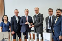 Tổng giám đốc Techcombank Jens Lottner (thứ ba từ phải sang) vinh dự nhận 8 giải thưởng do đại diện VISA trao tặng vào tháng 5/2022.