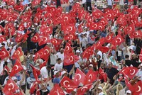 Những dân cầm cờ Thổ Nhĩ Kỳ trong một sự kiện ở Istanbul, Thổ Nhĩ Kỳ, ngày 29/5. Ảnh: Getty Images.