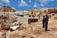 Công an Nghệ An bắt quả tang khai thác đá trắng trái phép ở xã Châu Lộc, Quỳ Hợp. (Nguồn: tienphong.vn)