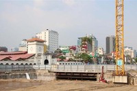 Phía trên nhà ga ngầm Bến Thành đang được đắp trả mặt bằng. (Ảnh minh họa: Tiến Lực/TTXVN)