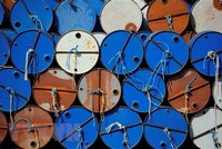 Các thùng dầu thô tại cơ sở của Tập đoàn Năng lượng Vermilion của Canada ở Parentis-en-Born, Pháp. (Ảnh: REUTERS/TTXVN).