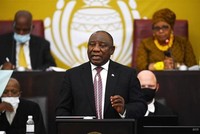 Tổng thống Nam Phi Cyril Ramaphosa phát biểu tại phiên họp Quốc hội và Hội đồng Quốc gia các tỉnh (Thượng viện) ở Cape Town, ngày 26/4/2022. (Ảnh: THX/TTXVN).