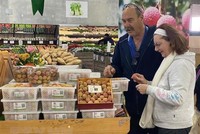 Người dân Australia mua hàng tại siêu thị. (Ảnh: Diệu Linh/TTXVN).