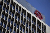 Logo của Ngân hàng Đầu tư Cơ sở hạ tầng châu Á (AIIB) tại tòa nhà trụ sở chính tại Bắc Kinh. (Nguồn: Reuters).