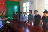 Cơ quan điều tra đọc lệnh khởi tố bảy bị can bảo kê cho đối tượng phá rừng. (Ảnh: TTXVN phát).