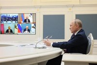 Tổng thống Nga Vladimir Putin (phải) tham dự trực tuyến Diễn đàn Kinh tế Á-Âu được tổ chức ở Bishkek (Kyrgyzstan), ngày 26/5/2022. (Ảnh: AFP/TTXVN).