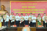 Các đồng chí lãnh đạo tỉnh Thái Bình tặng hoa chúc mừng các cán bộ trong diện điều động, bổ nhiệm mới.