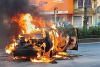 Chiếc ô tô con bị bốc cháy sau khi va chạm với ô tô tải.