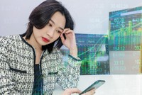 Có hiện tượng dòng tiền của nhà đầu tư nhỏ lẻ đổ vào một cổ phiếu nào đó như một canh bạc dựa vào tin đồn hoặc thông tin được “đánh bóng” trên mạng xã hội.