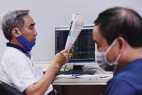 Thị trường chứng khoán luôn rất nhạy cảm với thông tin. Ảnh: Dũng Minh.