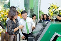 Khách hàng trải nghiệm các dịch vụ ngân hàng số mới nhất tại trụ sở mới Vietcombank Ba Đình.