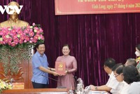 Thừa ủy quyền của Ban Bí thư, đồng chí Bùi Văn Nghiêm, Ủy viên Trung ương Đảng, Bí thư Tỉnh ủy trao quyết định và tặng hoa chúc mừng đồng chí Nguyễn Thị Minh Trang.