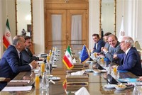 Ngoại trưởng Iran Hossein Amir-Abdollahian (trái) và Đại diện cấp cao phụ trách chính sách an ninh và đối ngoại của EU Josep Borell (phải) tại cuộc gặp ở Tehran ngày 25/6/2022. (Ảnh: AFP/TTXVN).