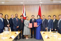 Thống đốc Ngân hàng Nhà nước Việt Nam Nguyễn Thị Hồng và Bộ trưởng Bộ Nội vụ Anh Priti Patel trao Biên bản ghi nhớ về phòng, chống rửa tiền.