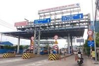 Trạm thu phí BOT T2 trên Quốc lộ 91 dừng thu phí từ tháng 5/2019 đến nay. (Ảnh: Thanh Sang/TTXVN).