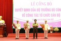 Trung tướng Nguyễn Hải Trung thừa ủy quyền của Bộ trưởng Bộ Công an trao quyết định và tặng hoa chúc mừng 3 Phó Giám đốc CATP Hà Nội