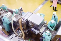 Hoạt động sản xuất - kinh doanh của doanh nghiệp đã được duy trì và đang dần phục hồi. Trong ảnh: Dây chuyền chế biến thực phẩm của Nhà máy CPV Food tại Bình Phước.