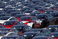 Xe ôtô điện của Tesla tại cảng ở Southampton, Anh. (Ảnh: AFP/TTXVN).