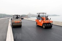 Các nhà thầu thi công đẩy nhanh tiến độ thi công cao tốc Vân Đồn-Móng Cái. (Ảnh: Văn Đức/TTXVN).