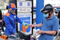 Mua bán xăng dầu tại cửa hàng kinh doanh xăng dầu Petrolimex trên đường Trần Quang Khải, Hà Nội. (Ảnh: Trần Việt/TTXVN).