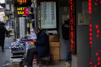 Lạm phát gia tăng đang gia tăng sức ép đối với các hộ gia đình ở Thổ Nhĩ Kỳ. Ảnh: AP.