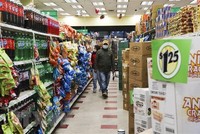 Người dân mua sắm tại một cửa hàng ở New York, Mỹ. (Ảnh: THX/TTXVN).