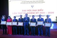 Ông Dương Văn Lượng trao Bằng khen cho các cá nhân thuộc Liên hiệp các hội khoa học và kỹ thuật Thái Nguyên, ngày 20/1/2022. (Ảnh: Trần Trang/TTXVN)