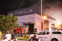 Lực lượng Phòng cháy chữa cháy dập lửa tại New MDM Club. (Ảnh: Hoàng Ngọc/TTXVN).