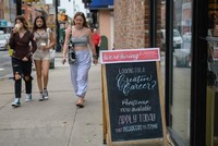 Bảng thông báo thuê nhân viên tại một cửa hàng ở New York, Mỹ. (Ảnh: AFP/TTXVN).