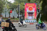 Các phương tiện lưu thông 2 chiều trên phố Quang Trung từ Trần Nhân Tông đến Tràng Thi (Nguồn: TTXVN).