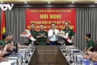 Bí thư Thành ủy Đà Nẵng và Tư lệnh Quân khu 5 tặng hoa chúc mừng 2 đồng chí vừa được bổ nhiệm vị trí công tác mới.