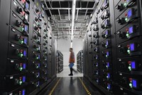 Một công nhân bảo trì thiết bị tại trung tâm dữ liệu của China Mobile trong một cơ sở điện toán đám mây ở thành phố Zhongwei, phía Tây Bắc khu tự trị Hồi Ninh Hạ của Trung Quốc. (Nguồn: Tân Hoa Xã).